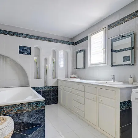 Ferienhaus Villa Marielle - 360 m² avec piscine privé 4*